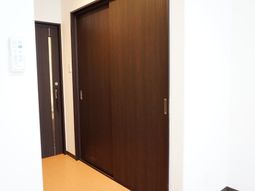 暖かみのある木目のドア