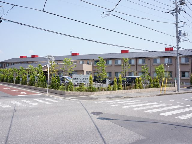 居心地の良い施設の外観 施設外観 広々とした敷地に佇む施設では、たくさんの緑に囲まれて心安らぐ時間を過ごせます。