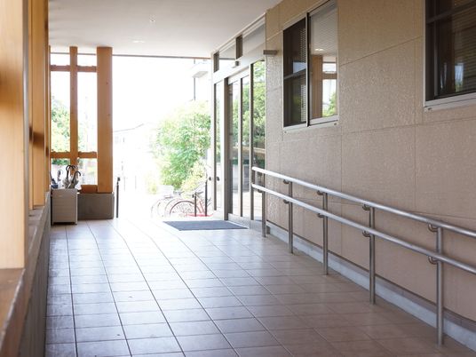 明るいエントランスの通路