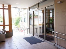 エントランスと駐輪場が見える
