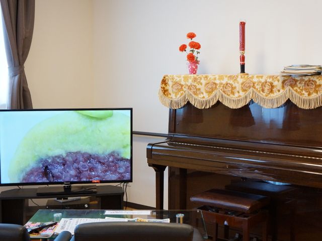 ピアノとテレビの居室 食堂と多目的ルーム 共有スペースにはピアノがあり、音楽を楽しむことができます。リラックスした時間を過ごすことが可能です。
