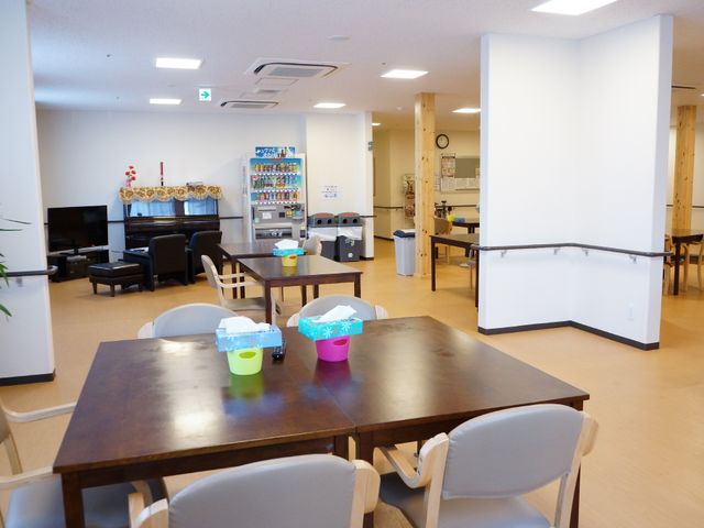 広々とした食堂の様子 食堂 ゆとりあるダイニングルームでは、くつろぎながら食事やコミュニケーションを楽しめます。自動販売機があり、自由な時間に飲み物もできます。