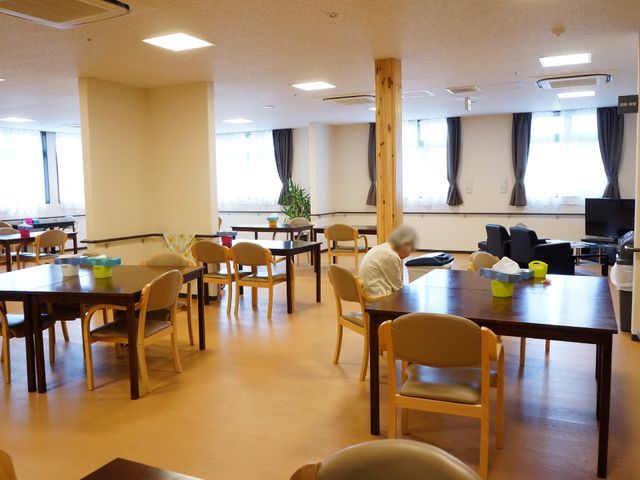広々とした明るい食堂 食堂 ゆとりある食堂にはテレビも完備しており、食事時以外もくつろげる空間です。木製のテーブルと椅子が温かみと落ち着きを演出しています。