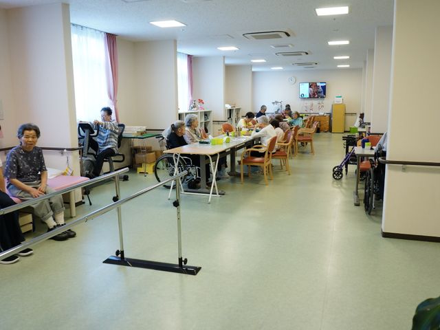 多機能共用室の日常 訓練室 光あふれる多目的室では、利用者がそれぞれの時間をゆったりと過ごしています。さまざまな活動で心豊かな毎日を支えています。