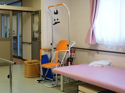 リハビリ機器と訓練ベッド