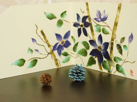 花絵カードと松ぼっくり