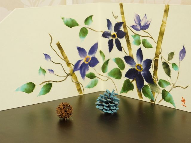 花絵カードと松ぼっくり