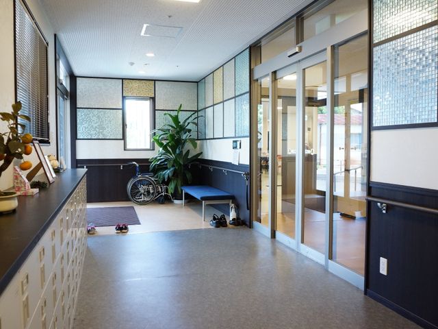 清潔なエントランスの様子 エントランス 広々としたエントランスはバリアフリー設計で、車椅子でも安心して通れる造りです。明るく開放的な雰囲気が迎えてくれます。