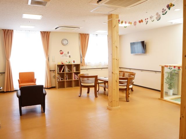 居心地の良い共有スペース 多目的ホール 穏やかな雰囲気のラウンジです。ゆったりとした椅子と明るい窓辺で、読書やくつろぎの時間を過ごせます。