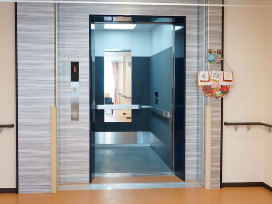 清潔感のある開放的なエレベーター