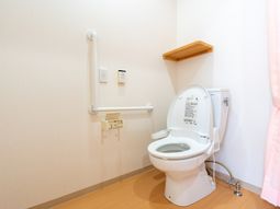 手すりのあるトイレ