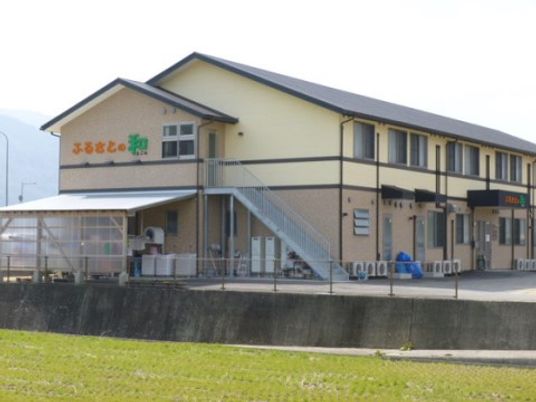 明るい外観の建物