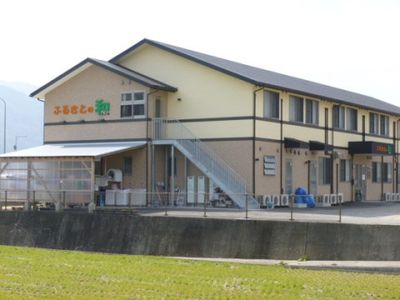 明るい外観の建物