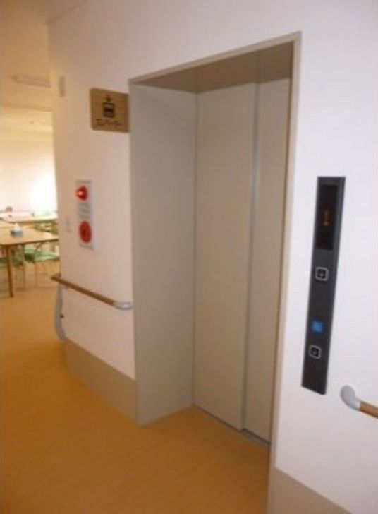 広々エレベーターと廊下