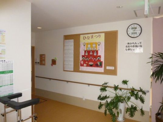 掲示物とボードのある廊下