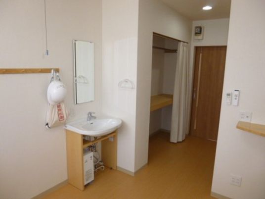 洗面台とドアのある部屋