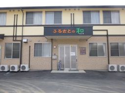 黄色い建物のエントランス