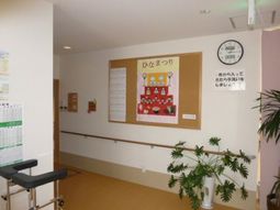 情報掲示と椅子の廊下