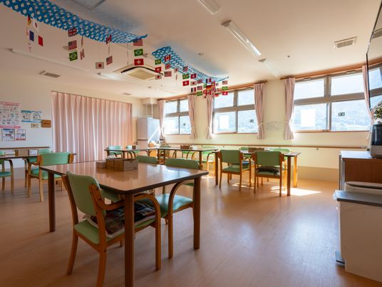 自然光の差し込むダイニングルーム