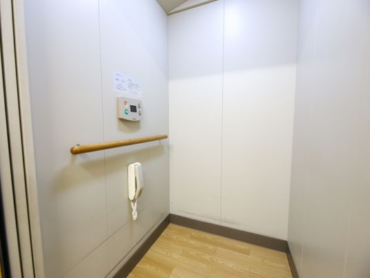 清潔なエレベーター内観