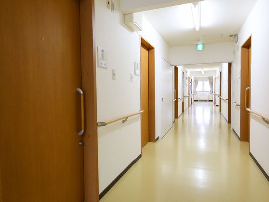 明るく清潔な廊下