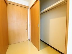 光沢ある床のクローゼット