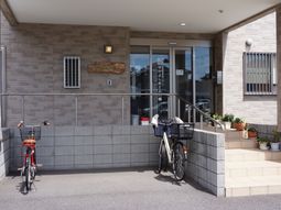 明るい日差しのエントランス