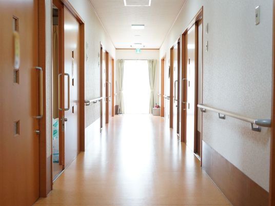 手すり付きの明るい廊下