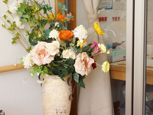 花と窓辺のインテリア