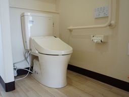 手すり付きトイレの内観