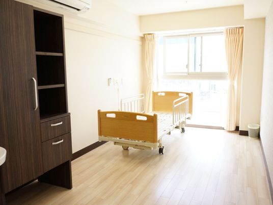 明るい個室の居室