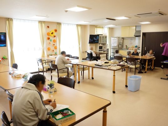 明るい多目的室の活動風景