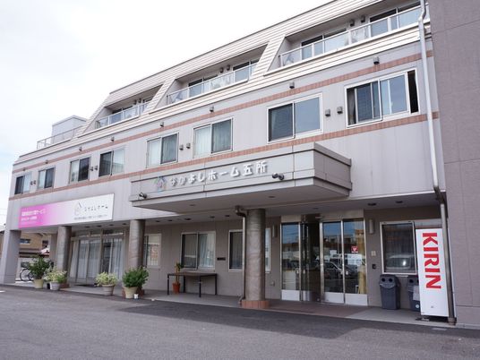 清潔感のある建物のエントランス
