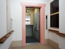廊下のエレベーター入口