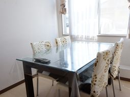 明るいダイニングテーブル