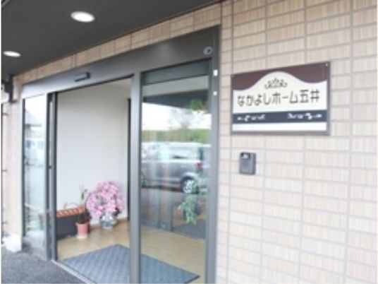 エントランスの自動ドアと看板