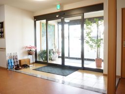 明るいエントランスの風景