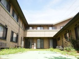 中庭の明るい建物