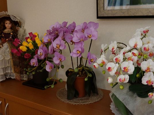 花と人形の飾り棚