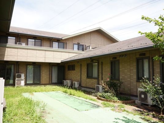 緑ある一階建て外観