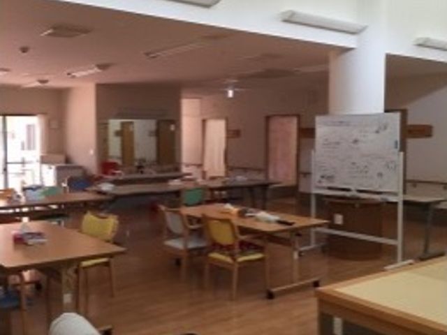 高い天井の多目的室 ホール 開放感のあふれる空間で、ゆったりとしたリラックスタイムを過ごせる場所です。
