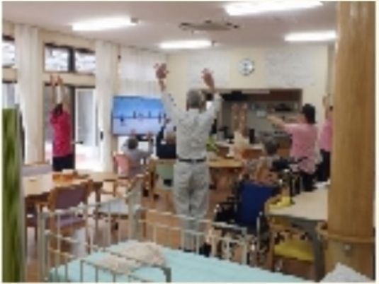 笑顔で体操する高齢者たち