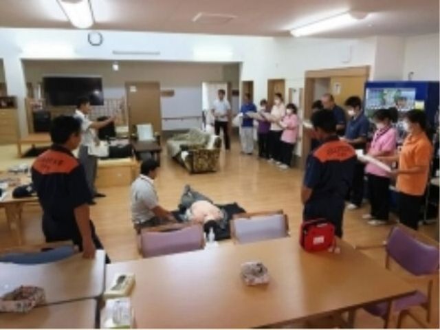 救急救命訓練の様子 スタッフ研修 スタッフが救命処置を学ぶ、安心の育成環境です。リアルな練習でスキルアップを。