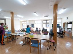 多目的室で過ごす人々