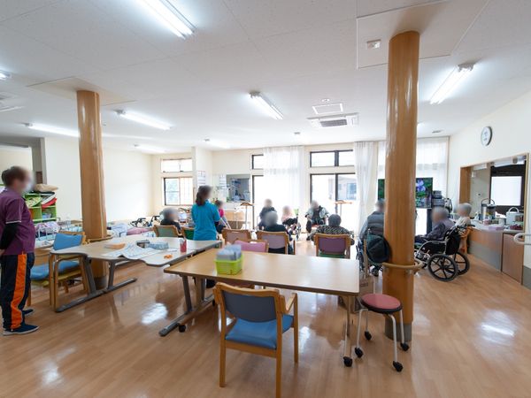多目的室で過ごす人々