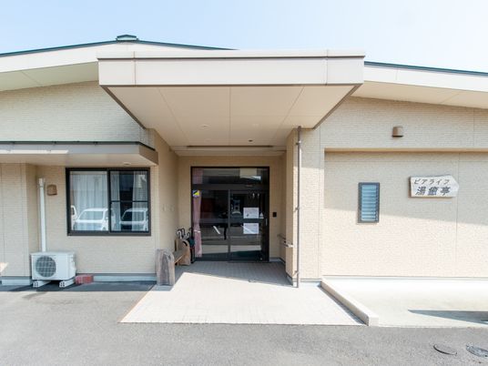 清潔な外観のエントランス