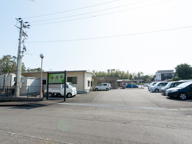 広々とした施設前の駐車場 外観 ゆとりある駐車スペースが整備されており、日々の通勤がスムーズです。