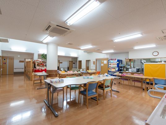 広々とした明るい食堂