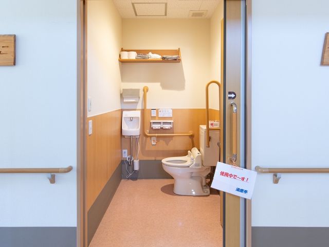 バリアフリーなトイレ トイレ 手すりが設置され安全なトイレです。利用者の快適さを考えた設計がされており、快適な労働環境を提供します。