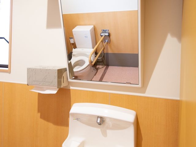 利用者の安否配慮トイレ トイレ 手すりを備えた快適なトイレです。安全に配慮した設計は、ご高齢の方や体の不自由な方の日々の暮らしをサポートします。
